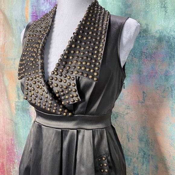 📌twenty one Eye-Catcher Deep V-Neckline Mini Dress - Picture 4 of 8